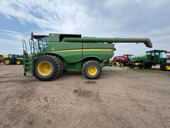 Image of John Deere S690 equipment image 1