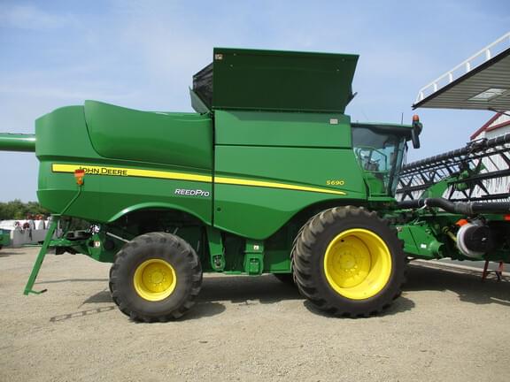 Image of John Deere S690 equipment image 1