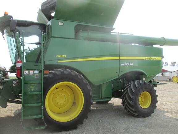 Image of John Deere S690 Primary image
