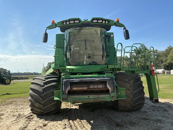 Image of John Deere S690 equipment image 1