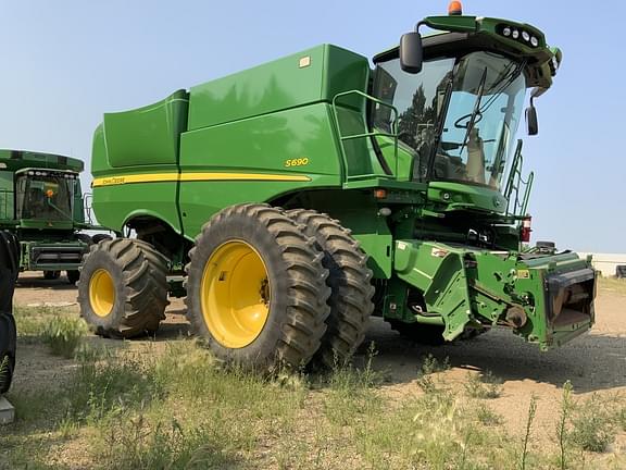 Image of John Deere S690 equipment image 1