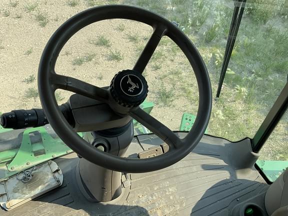 Image of John Deere S690 equipment image 4