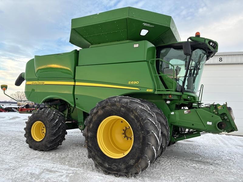 2013 John Deere S690 Equipment Image0