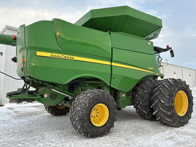 Image of John Deere S690 equipment image 3