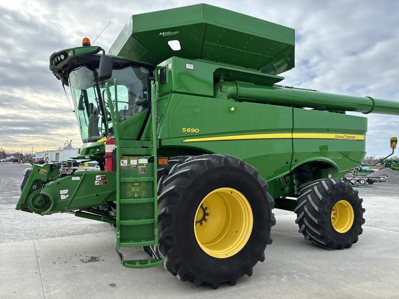 Main image John Deere S690