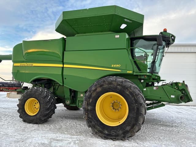 Image of John Deere S690 equipment image 1