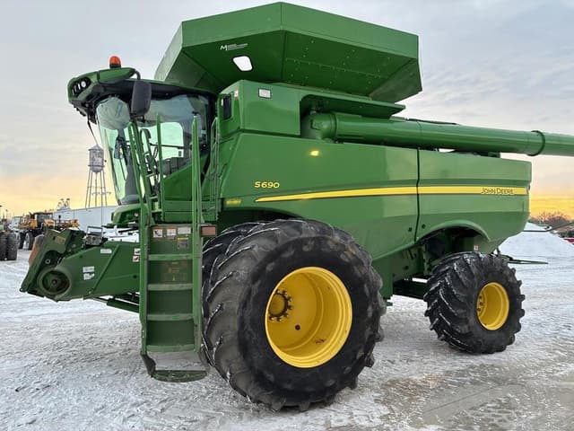 Image of John Deere S690 equipment image 4