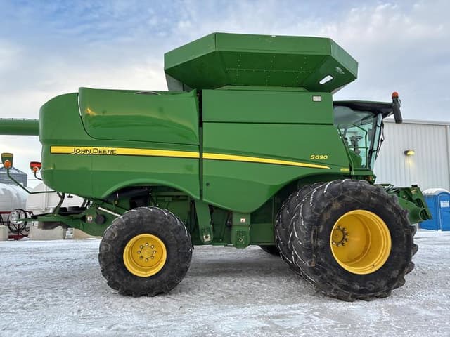 Image of John Deere S690 equipment image 2