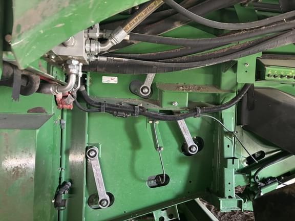 Image of John Deere S690 equipment image 3