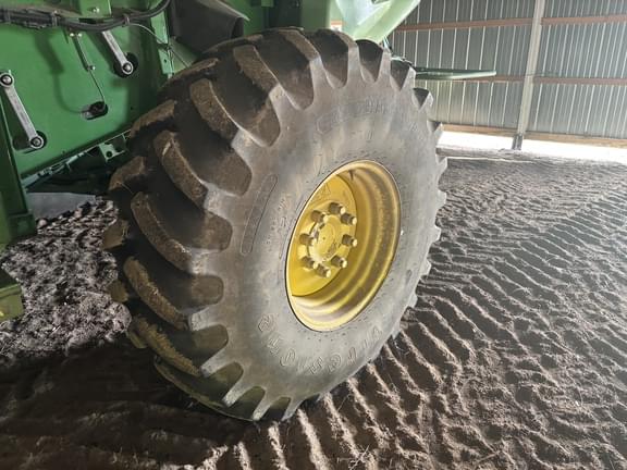 Image of John Deere S690 equipment image 2