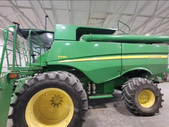 Image of John Deere S690 Image 0