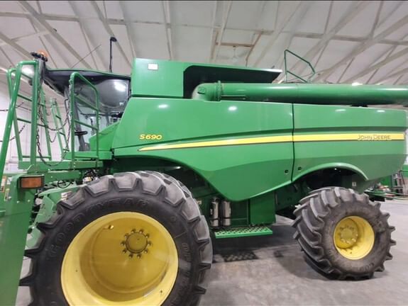 Main image John Deere S690