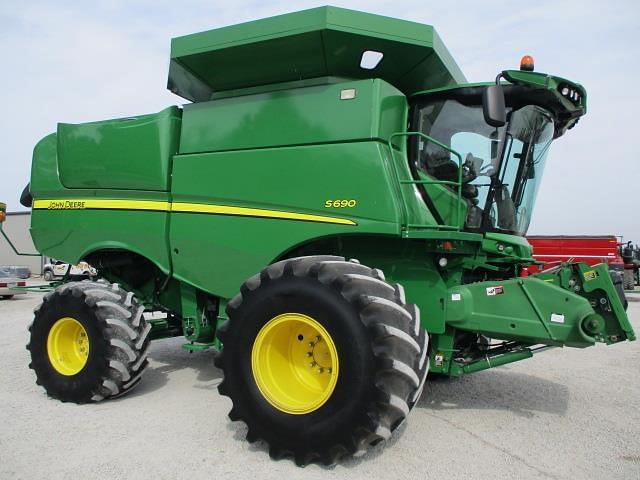 Image of John Deere S690 equipment image 1