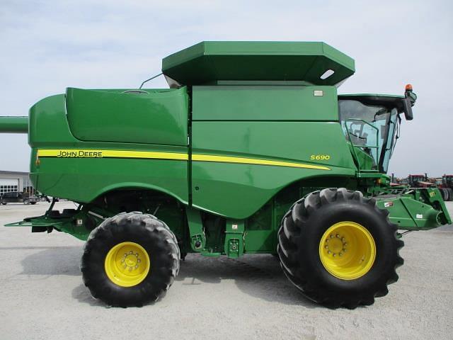 Image of John Deere S690 equipment image 3