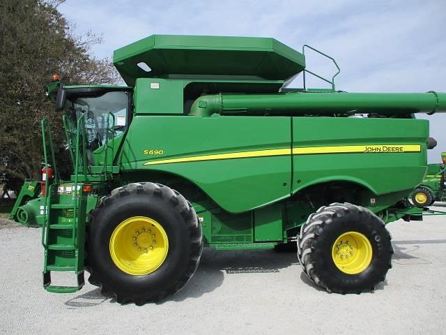 Image of John Deere S690 equipment image 2