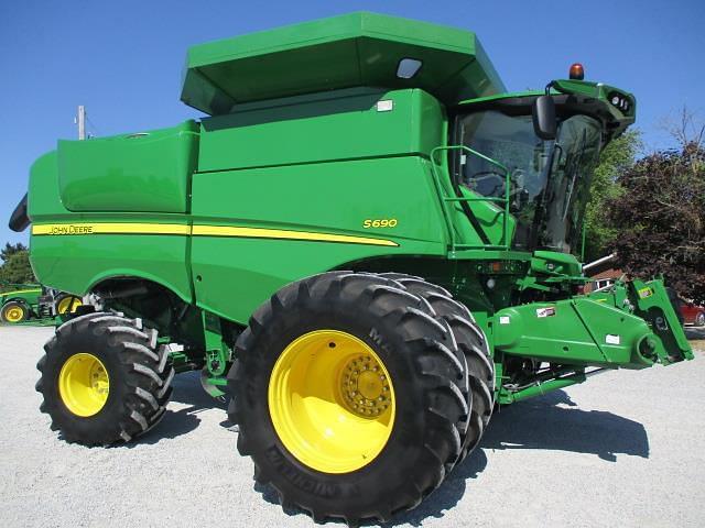 Image of John Deere S690 equipment image 1