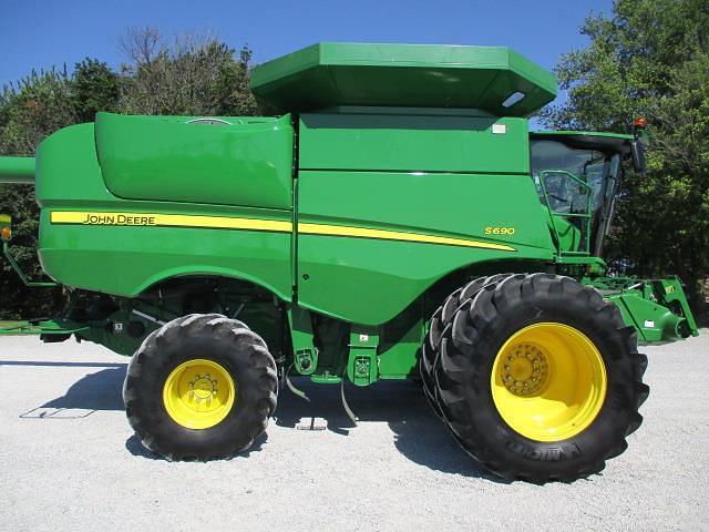 Image of John Deere S690 equipment image 3