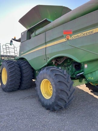 Main image John Deere S690