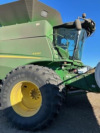 Image of John Deere S690 Image 1