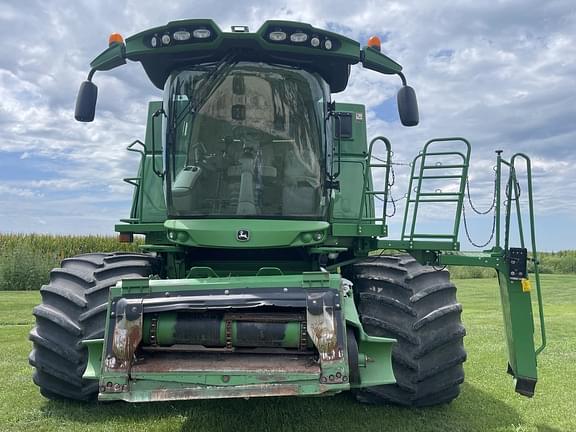 Image of John Deere S690 equipment image 1