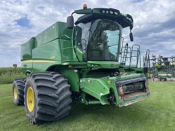 Image of John Deere S690 equipment image 2