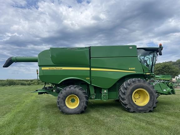 Image of John Deere S690 equipment image 3