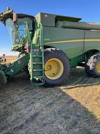 Main image John Deere S690