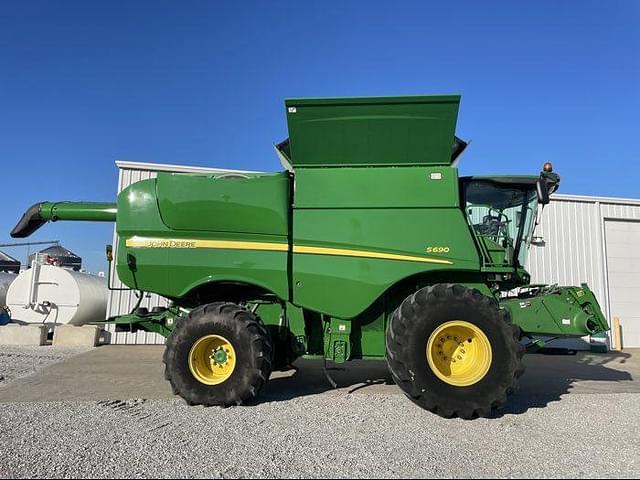 Image of John Deere S690 equipment image 3