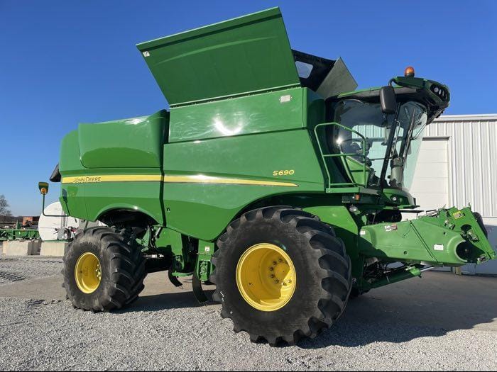 2013 John Deere S690 Equipment Image0