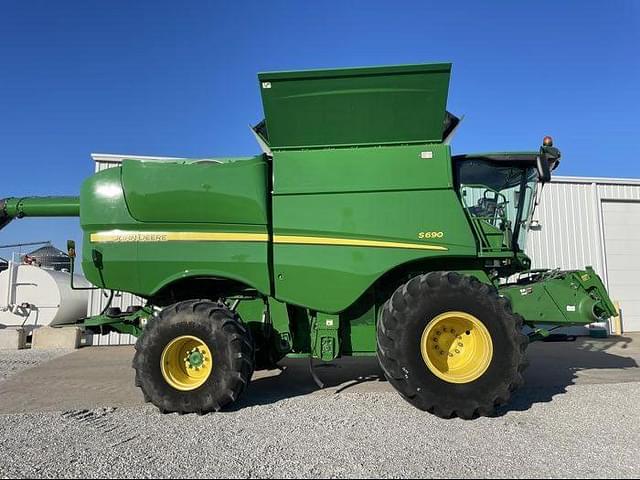 Image of John Deere S690 equipment image 2