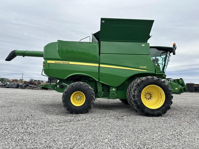 Image of John Deere S690 equipment image 2