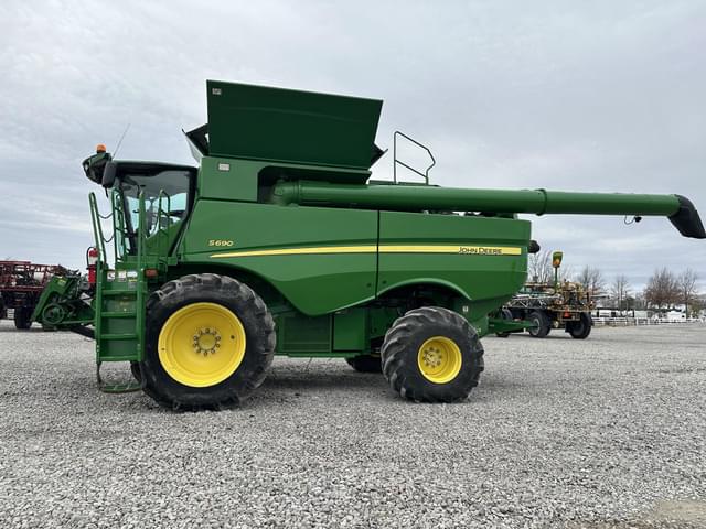 Image of John Deere S690 equipment image 1