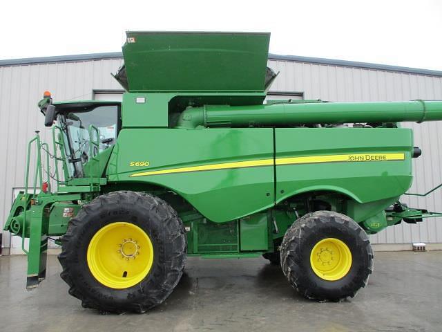 Image of John Deere S690 equipment image 2