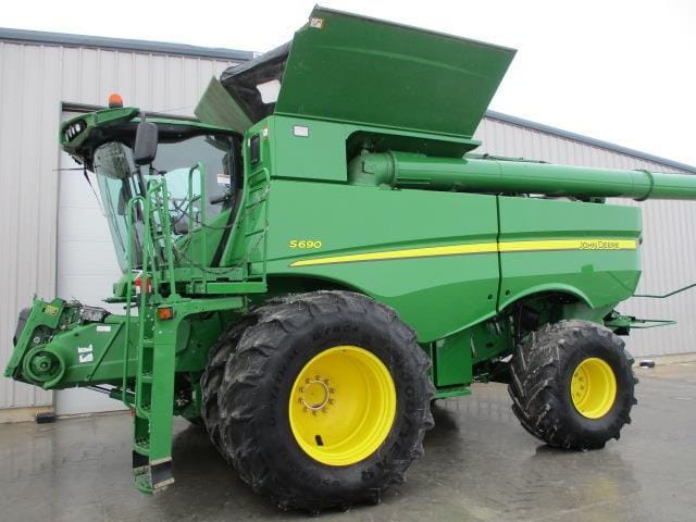 2013 John Deere S690 Equipment Image0