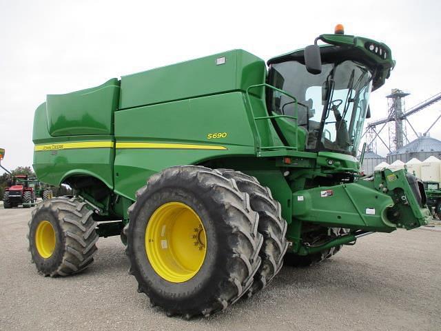 Image of John Deere S690 equipment image 1