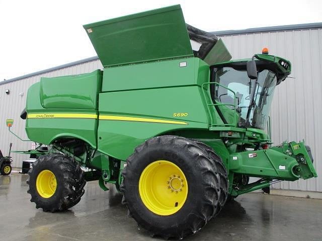 Image of John Deere S690 equipment image 1