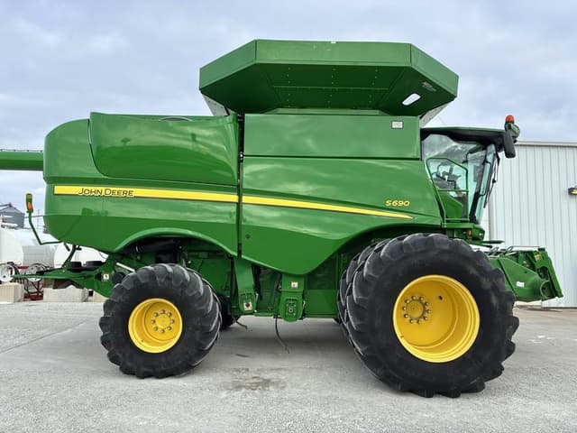 Image of John Deere S690 equipment image 2