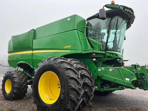 Image of John Deere S690 equipment image 2