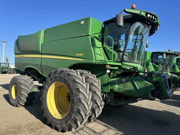 2013 John Deere S690 Equipment Image0
