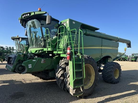 Image of John Deere S690 equipment image 1