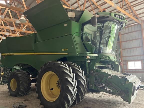 Image of John Deere S690 Primary image