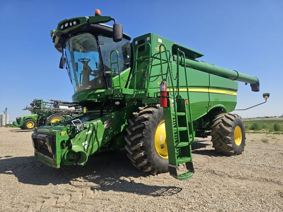 2013 John Deere S690 Equipment Image0