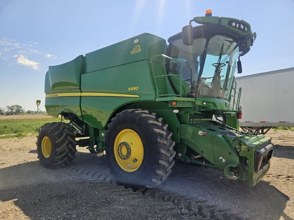 Image of John Deere S690 equipment image 1