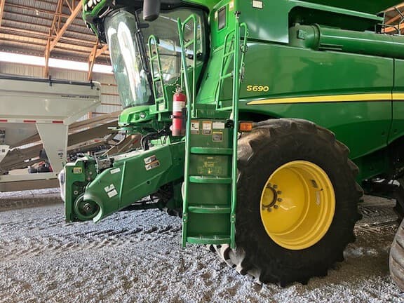 Image of John Deere S690 equipment image 4