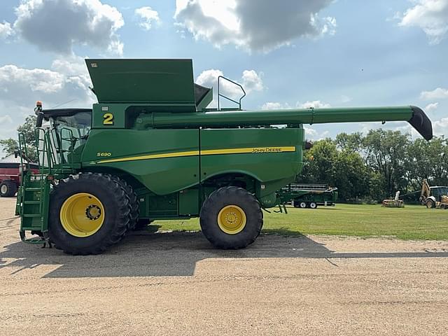 Image of John Deere S690 equipment image 1