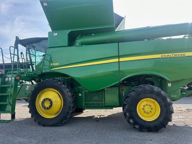 Image of John Deere S690 equipment image 1