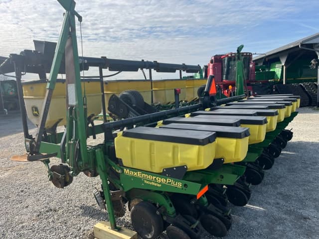 Image of John Deere S690 equipment image 2