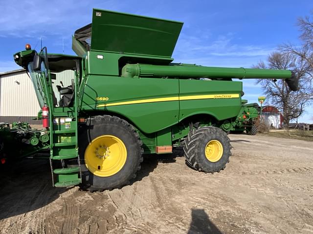 Image of John Deere S690 equipment image 1