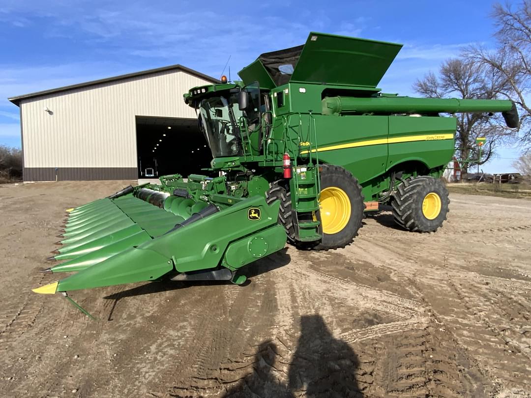 Image of John Deere S690 Primary image