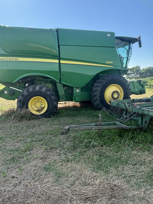 Image of John Deere S690 equipment image 2